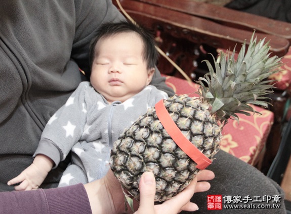 剃胎毛、滿月剃頭、嬰兒剃頭、嬰兒理髮、嬰兒剃髮、嬰兒剃胎毛、嬰兒滿月剃頭、寶寶剃頭、剃胎毛儀式、剃胎毛吉祥話、滿月剃頭儀式、滿月剃頭吉祥話、寶寶剃胎毛、寶寶滿月剃頭理髮、 新北新店區剃胎毛、新北新店區滿月剃頭、 新北新店區嬰兒剃頭剃胎毛、新北新店區嬰兒理髮、新北新店區嬰兒剃髮、謝寶寶(新北新店區到府嬰兒寶寶滿月剃頭理髮、免費到府嬰兒剃胎毛儀式吉祥話)。到府剃頭剃胎毛主持、專業拍照、DVD光碟、證書。★購買「臍帶章、肚臍章、胎毛筆刷印章」贈送：剃頭、收涎、抓周，三選一。2015.12.28 照片14