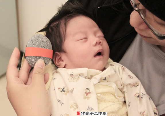 剃胎毛、滿月剃頭、嬰兒剃頭、嬰兒理髮、嬰兒剃髮、嬰兒剃胎毛、嬰兒滿月剃頭、寶寶剃頭、剃胎毛儀式、剃胎毛吉祥話、滿月剃頭儀式、滿月剃頭吉祥話、寶寶剃胎毛、寶寶滿月剃頭理髮、 新北永和區剃胎毛、新北永和區滿月剃頭、新北永和區嬰兒剃頭剃胎毛、新北永和區嬰兒理髮、新北永和區嬰兒剃髮、 黃寶寶(新北永和區嬰兒寶寶滿月剃頭理髮、免費嬰兒剃胎毛儀式吉祥話)。中國風會場，爸媽寶貝免費穿「日中韓」古裝禮服。專業拍照、DVD光碟、證書。★購買「臍帶章、肚臍章、胎毛筆刷印章」贈送：剃頭、收涎、抓周，三選一。2015.12.06 照片5