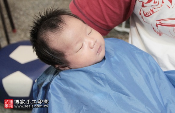 剃胎毛、滿月剃頭、嬰兒剃頭、嬰兒理髮、嬰兒剃髮、嬰兒剃胎毛、嬰兒滿月剃頭、寶寶剃頭、剃胎毛儀式、剃胎毛吉祥話、滿月剃頭儀式、滿月剃頭吉祥話、寶寶剃胎毛、寶寶滿月剃頭理髮、 新北新店區剃胎毛、新北新店區滿月剃頭、 新北新店區嬰兒剃頭剃胎毛、新北新店區嬰兒理髮、新北新店區嬰兒剃髮、謝寶寶(新北新店區到府嬰兒寶寶滿月剃頭理髮、免費到府嬰兒剃胎毛儀式吉祥話)。到府剃頭剃胎毛主持、專業拍照、DVD光碟、證書。★購買「臍帶章、肚臍章、胎毛筆刷印章」贈送：剃頭、收涎、抓周，三選一。2015.12.28 照片16