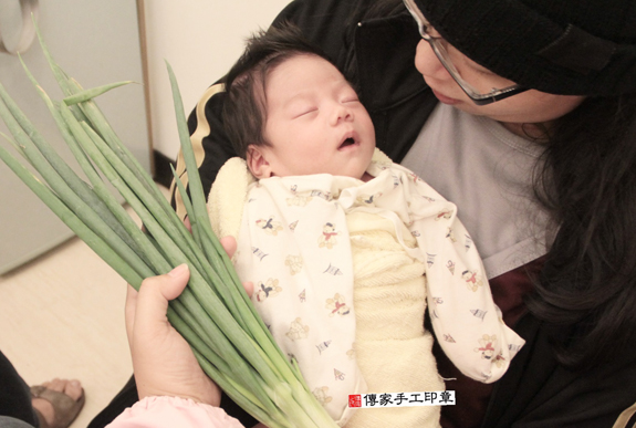 剃胎毛、滿月剃頭、嬰兒剃頭、嬰兒理髮、嬰兒剃髮、嬰兒剃胎毛、嬰兒滿月剃頭、寶寶剃頭、剃胎毛儀式、剃胎毛吉祥話、滿月剃頭儀式、滿月剃頭吉祥話、寶寶剃胎毛、寶寶滿月剃頭理髮、 新北永和區剃胎毛、新北永和區滿月剃頭、新北永和區嬰兒剃頭剃胎毛、新北永和區嬰兒理髮、新北永和區嬰兒剃髮、 黃寶寶(新北永和區嬰兒寶寶滿月剃頭理髮、免費嬰兒剃胎毛儀式吉祥話)。中國風會場，爸媽寶貝免費穿「日中韓」古裝禮服。專業拍照、DVD光碟、證書。★購買「臍帶章、肚臍章、胎毛筆刷印章」贈送：剃頭、收涎、抓周，三選一。2015.12.06 照片10