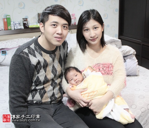剃胎毛、滿月剃頭、嬰兒剃頭、嬰兒理髮、嬰兒剃髮、嬰兒剃胎毛、嬰兒滿月剃頭、寶寶剃頭、剃胎毛儀式、剃胎毛吉祥話、滿月剃頭儀式、滿月剃頭吉祥話、寶寶剃胎毛、寶寶滿月剃頭理髮、 新北新店區剃胎毛、新北新店區滿月剃頭、 新北新店區嬰兒剃頭剃胎毛、新北新店區嬰兒理髮、新北新店區嬰兒剃髮、徐寶寶(新北新店區到府嬰兒寶寶滿月剃頭理髮、免費到府嬰兒剃胎毛儀式吉祥話)。到府剃頭剃胎毛主持、專業拍照、DVD光碟、證書。★購買「臍帶章、肚臍章、胎毛筆刷印章」贈送：剃頭、收涎、抓周，三選一。2015.12.29 照片2