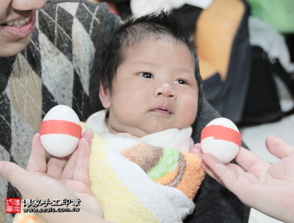 剃胎毛、滿月剃頭、嬰兒剃頭、嬰兒理髮、嬰兒剃髮、嬰兒剃胎毛、嬰兒滿月剃頭、寶寶剃頭、剃胎毛儀式、剃胎毛吉祥話、滿月剃頭儀式、滿月剃頭吉祥話、寶寶剃胎毛、寶寶滿月剃頭理髮、 新北新店區剃胎毛、新北新店區滿月剃頭、 新北新店區嬰兒剃頭剃胎毛、新北新店區嬰兒理髮、新北新店區嬰兒剃髮、徐寶寶(新北新店區到府嬰兒寶寶滿月剃頭理髮、免費到府嬰兒剃胎毛儀式吉祥話)。到府剃頭剃胎毛主持、專業拍照、DVD光碟、證書。★購買「臍帶章、肚臍章、胎毛筆刷印章」贈送：剃頭、收涎、抓周，三選一。2015.12.29 照片3
