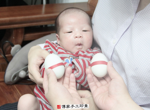 呂寶寶(新北汐止區到府嬰兒寶寶滿月剃頭理髮、免費到府嬰兒剃胎毛儀式吉祥話)。到府剃頭剃胎毛主持、專業拍照、DVD光碟、證書。★購買「臍帶章、肚臍章、胎毛筆刷印章」贈送：剃頭、收涎、抓周，三選一。2015.11.14 照片4