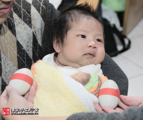 剃胎毛、滿月剃頭、嬰兒剃頭、嬰兒理髮、嬰兒剃髮、嬰兒剃胎毛、嬰兒滿月剃頭、寶寶剃頭、剃胎毛儀式、剃胎毛吉祥話、滿月剃頭儀式、滿月剃頭吉祥話、寶寶剃胎毛、寶寶滿月剃頭理髮、 新北新店區剃胎毛、新北新店區滿月剃頭、 新北新店區嬰兒剃頭剃胎毛、新北新店區嬰兒理髮、新北新店區嬰兒剃髮、徐寶寶(新北新店區到府嬰兒寶寶滿月剃頭理髮、免費到府嬰兒剃胎毛儀式吉祥話)。到府剃頭剃胎毛主持、專業拍照、DVD光碟、證書。★購買「臍帶章、肚臍章、胎毛筆刷印章」贈送：剃頭、收涎、抓周，三選一。2015.12.29 照片4