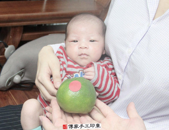 呂寶寶(新北汐止區到府嬰兒寶寶滿月剃頭理髮、免費到府嬰兒剃胎毛儀式吉祥話)。到府剃頭剃胎毛主持、專業拍照、DVD光碟、證書。★購買「臍帶章、肚臍章、胎毛筆刷印章」贈送：剃頭、收涎、抓周，三選一。2015.11.14 照片8