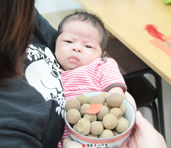 游寶寶(新北永和區嬰兒寶寶滿月剃頭理髮、免費嬰兒剃胎毛儀式吉祥話)。中國風會場，爸媽寶貝免費穿「日中韓」古裝禮服。專業拍照、DVD光碟、證書。★購買「臍帶章、肚臍章、胎毛筆刷印章」贈送：剃頭、收涎、抓周，三選一。 2015.05.18 照片7