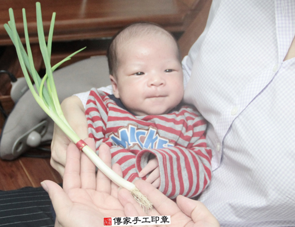 呂寶寶(新北汐止區到府嬰兒寶寶滿月剃頭理髮、免費到府嬰兒剃胎毛儀式吉祥話)。到府剃頭剃胎毛主持、專業拍照、DVD光碟、證書。★購買「臍帶章、肚臍章、胎毛筆刷印章」贈送：剃頭、收涎、抓周，三選一。2015.11.14 照片9