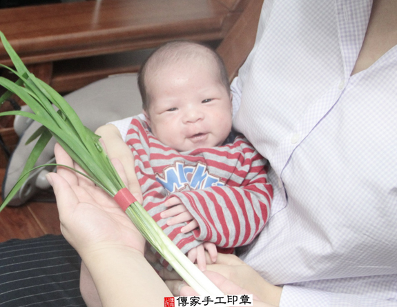 呂寶寶(新北汐止區到府嬰兒寶寶滿月剃頭理髮、免費到府嬰兒剃胎毛儀式吉祥話)。到府剃頭剃胎毛主持、專業拍照、DVD光碟、證書。★購買「臍帶章、肚臍章、胎毛筆刷印章」贈送：剃頭、收涎、抓周，三選一。2015.11.14 照片10