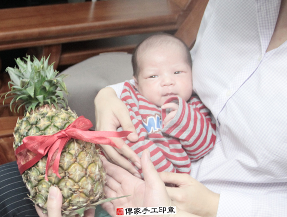 呂寶寶(新北汐止區到府嬰兒寶寶滿月剃頭理髮、免費到府嬰兒剃胎毛儀式吉祥話)。到府剃頭剃胎毛主持、專業拍照、DVD光碟、證書。★購買「臍帶章、肚臍章、胎毛筆刷印章」贈送：剃頭、收涎、抓周，三選一。2015.11.14 照片12
