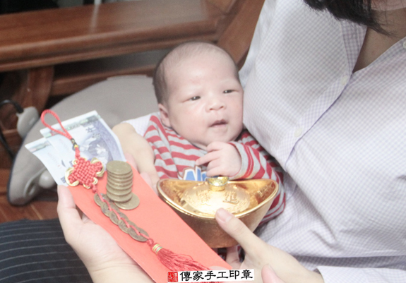 呂寶寶(新北汐止區到府嬰兒寶寶滿月剃頭理髮、免費到府嬰兒剃胎毛儀式吉祥話)。到府剃頭剃胎毛主持、專業拍照、DVD光碟、證書。★購買「臍帶章、肚臍章、胎毛筆刷印章」贈送：剃頭、收涎、抓周，三選一。2015.11.14 照片13