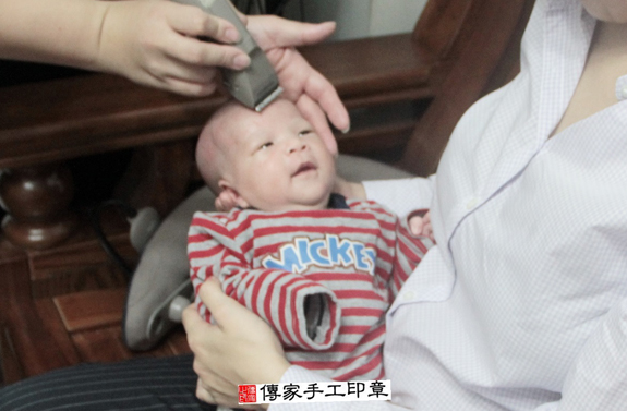 呂寶寶(新北汐止區到府嬰兒寶寶滿月剃頭理髮、免費到府嬰兒剃胎毛儀式吉祥話)。到府剃頭剃胎毛主持、專業拍照、DVD光碟、證書。★購買「臍帶章、肚臍章、胎毛筆刷印章」贈送：剃頭、收涎、抓周，三選一。2015.11.14 照片16