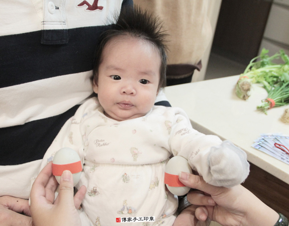 剃胎毛、滿月剃頭、嬰兒剃頭、嬰兒理髮、嬰兒剃髮、嬰兒剃胎毛、嬰兒滿月剃頭、寶寶剃頭、剃胎毛儀式、剃胎毛吉祥話、滿月剃頭儀式、滿月剃頭吉祥話、寶寶剃胎毛、寶寶滿月剃頭理髮、 新北三峽區剃胎毛、新北三峽區滿月剃頭、新北三峽區嬰兒剃頭剃胎毛、新北三峽區嬰兒理髮、新北三峽區嬰兒剃髮、 黃寶寶(新北三峽區嬰兒寶寶滿月剃頭理髮、免費嬰兒剃胎毛儀式吉祥話)。中國風會場，爸媽寶貝免費穿「日中韓」古裝禮服。專業拍照、DVD光碟、證書。★購買「臍帶章、肚臍章、胎毛筆刷印章」贈送：剃頭、收涎、抓周，三選一。2015.12.06 照片4