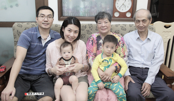 游寶寶(台北大安區到府嬰兒寶寶滿月剃頭理髮、免費到府嬰兒剃胎毛儀式吉祥話)。到府剃頭剃胎毛主持、專業拍照、DVD光碟、證書。★購買「臍帶章、肚臍章、胎毛筆刷印章」贈送：剃頭、收涎、抓周，三選一。2015.11.14 照片2