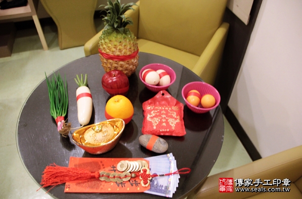 剃胎毛、滿月剃頭、嬰兒剃頭、嬰兒理髮、嬰兒剃髮、嬰兒剃胎毛、嬰兒滿月剃頭、寶寶剃頭、剃胎毛儀式、剃胎毛吉祥話、滿月剃頭儀式、滿月剃頭吉祥話、寶寶剃胎毛、寶寶滿月剃頭理髮、 新北新莊區剃胎毛、新北新莊區滿月剃頭、 新北新莊區嬰兒剃頭剃胎毛、新北新莊區嬰兒理髮、新北新莊區嬰兒剃髮、施寶寶(新北新莊區到府嬰兒寶寶滿月剃頭理髮、免費到府嬰兒剃胎毛儀式吉祥話)。到府剃頭剃胎毛主持、專業拍照、DVD光碟、證書。★購買「臍帶章、肚臍章、胎毛筆刷印章」贈送：剃頭、收涎、抓周，三選一。2016.02.06 照片1