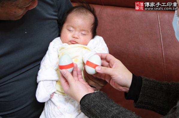 剃胎毛、滿月剃頭、嬰兒剃頭、嬰兒理髮、嬰兒剃髮、嬰兒剃胎毛、嬰兒滿月剃頭、寶寶剃頭、剃胎毛儀式、剃胎毛吉祥話、滿月剃頭儀式、滿月剃頭吉祥話、寶寶剃胎毛、寶寶滿月剃頭理髮、 台北內湖區剃胎毛、台北內湖區滿月剃頭、 台北內湖區嬰兒剃頭剃胎毛、台北內湖區嬰兒理髮、台北內湖區嬰兒剃髮、呂寶寶們(台北內湖區到府嬰兒寶寶滿月剃頭理髮、免費到府嬰兒剃胎毛儀式吉祥話)。到府剃頭剃胎毛主持、專業拍照、DVD光碟、證書。★購買「臍帶章、肚臍章、胎毛筆刷印章」贈送：剃頭、收涎、抓周，三選一。2016.02.28 照片6