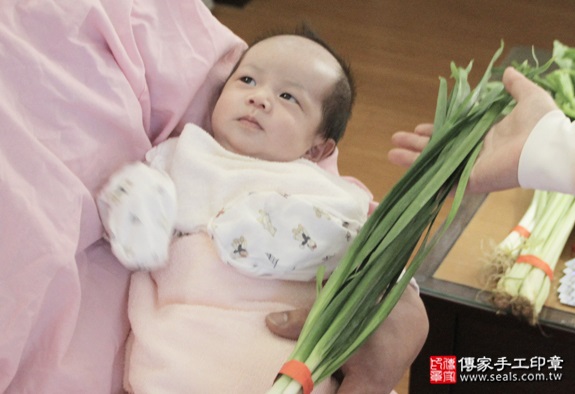 剃胎毛、滿月剃頭、嬰兒剃頭、嬰兒理髮、嬰兒剃髮、嬰兒剃胎毛、嬰兒滿月剃頭、寶寶剃頭、剃胎毛儀式、剃胎毛吉祥話、滿月剃頭儀式、滿月剃頭吉祥話、寶寶剃胎毛、寶寶滿月剃頭理髮、 台北市大直區剃胎毛、台北市大直區滿月剃頭、 台北市大直區嬰兒剃頭剃胎毛、台北市大直區嬰兒理髮、台北市大直區嬰兒剃髮、劉寶寶(台北市大直區到府嬰兒寶寶滿月剃頭理髮、免費到府嬰兒剃胎毛儀式吉祥話)。到府剃頭剃胎毛主持、專業拍照、DVD光碟、證書。★購買「臍帶章、肚臍章、胎毛筆刷印章」贈送：剃頭、收涎、抓周，三選一。2016.06.02  照片12