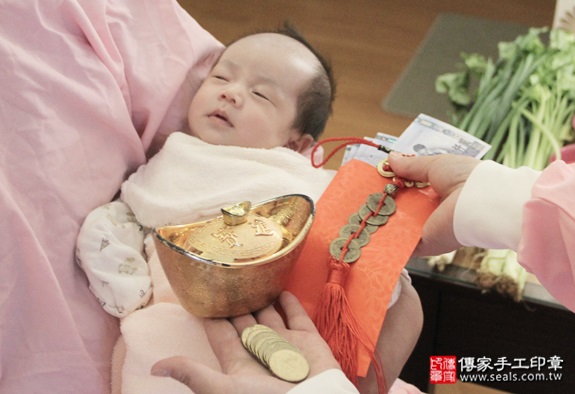 剃胎毛、滿月剃頭、嬰兒剃頭、嬰兒理髮、嬰兒剃髮、嬰兒剃胎毛、嬰兒滿月剃頭、寶寶剃頭、剃胎毛儀式、剃胎毛吉祥話、滿月剃頭儀式、滿月剃頭吉祥話、寶寶剃胎毛、寶寶滿月剃頭理髮、 台北市大直區剃胎毛、台北市大直區滿月剃頭、 台北市大直區嬰兒剃頭剃胎毛、台北市大直區嬰兒理髮、台北市大直區嬰兒剃髮、劉寶寶(台北市大直區到府嬰兒寶寶滿月剃頭理髮、免費到府嬰兒剃胎毛儀式吉祥話)。到府剃頭剃胎毛主持、專業拍照、DVD光碟、證書。★購買「臍帶章、肚臍章、胎毛筆刷印章」贈送：剃頭、收涎、抓周，三選一。2016.06.02  照片15