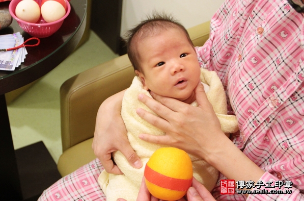 剃胎毛、滿月剃頭、嬰兒剃頭、嬰兒理髮、嬰兒剃髮、嬰兒剃胎毛、嬰兒滿月剃頭、寶寶剃頭、剃胎毛儀式、剃胎毛吉祥話、滿月剃頭儀式、滿月剃頭吉祥話、寶寶剃胎毛、寶寶滿月剃頭理髮、 新北新莊區剃胎毛、新北新莊區滿月剃頭、 新北新莊區嬰兒剃頭剃胎毛、新北新莊區嬰兒理髮、新北新莊區嬰兒剃髮、施寶寶(新北新莊區到府嬰兒寶寶滿月剃頭理髮、免費到府嬰兒剃胎毛儀式吉祥話)。到府剃頭剃胎毛主持、專業拍照、DVD光碟、證書。★購買「臍帶章、肚臍章、胎毛筆刷印章」贈送：剃頭、收涎、抓周，三選一。2016.02.06 照片8
