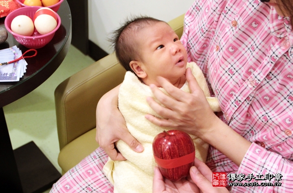 剃胎毛、滿月剃頭、嬰兒剃頭、嬰兒理髮、嬰兒剃髮、嬰兒剃胎毛、嬰兒滿月剃頭、寶寶剃頭、剃胎毛儀式、剃胎毛吉祥話、滿月剃頭儀式、滿月剃頭吉祥話、寶寶剃胎毛、寶寶滿月剃頭理髮、 新北新莊區剃胎毛、新北新莊區滿月剃頭、 新北新莊區嬰兒剃頭剃胎毛、新北新莊區嬰兒理髮、新北新莊區嬰兒剃髮、施寶寶(新北新莊區到府嬰兒寶寶滿月剃頭理髮、免費到府嬰兒剃胎毛儀式吉祥話)。到府剃頭剃胎毛主持、專業拍照、DVD光碟、證書。★購買「臍帶章、肚臍章、胎毛筆刷印章」贈送：剃頭、收涎、抓周，三選一。2016.02.06 照片7