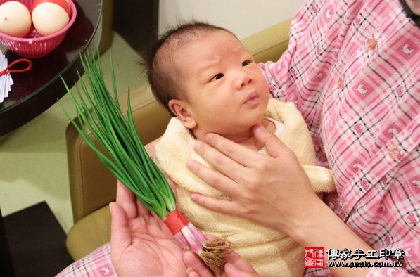 剃胎毛、滿月剃頭、嬰兒剃頭、嬰兒理髮、嬰兒剃髮、嬰兒剃胎毛、嬰兒滿月剃頭、寶寶剃頭、剃胎毛儀式、剃胎毛吉祥話、滿月剃頭儀式、滿月剃頭吉祥話、寶寶剃胎毛、寶寶滿月剃頭理髮、 新北新莊區剃胎毛、新北新莊區滿月剃頭、 新北新莊區嬰兒剃頭剃胎毛、新北新莊區嬰兒理髮、新北新莊區嬰兒剃髮、施寶寶(新北新莊區到府嬰兒寶寶滿月剃頭理髮、免費到府嬰兒剃胎毛儀式吉祥話)。到府剃頭剃胎毛主持、專業拍照、DVD光碟、證書。★購買「臍帶章、肚臍章、胎毛筆刷印章」贈送：剃頭、收涎、抓周，三選一。2016.02.06 照片9
