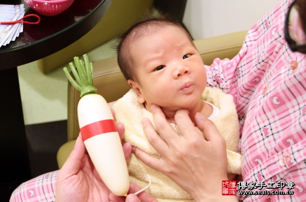 剃胎毛、滿月剃頭、嬰兒剃頭、嬰兒理髮、嬰兒剃髮、嬰兒剃胎毛、嬰兒滿月剃頭、寶寶剃頭、剃胎毛儀式、剃胎毛吉祥話、滿月剃頭儀式、滿月剃頭吉祥話、寶寶剃胎毛、寶寶滿月剃頭理髮、 新北新莊區剃胎毛、新北新莊區滿月剃頭、 新北新莊區嬰兒剃頭剃胎毛、新北新莊區嬰兒理髮、新北新莊區嬰兒剃髮、施寶寶(新北新莊區到府嬰兒寶寶滿月剃頭理髮、免費到府嬰兒剃胎毛儀式吉祥話)。到府剃頭剃胎毛主持、專業拍照、DVD光碟、證書。★購買「臍帶章、肚臍章、胎毛筆刷印章」贈送：剃頭、收涎、抓周，三選一。2016.02.06 照片10