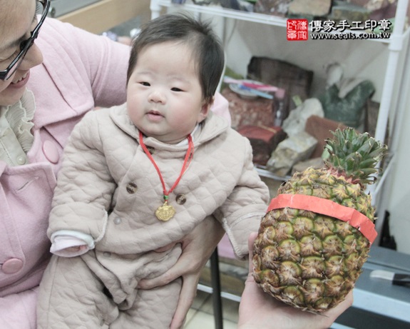 剃胎毛、滿月剃頭、嬰兒剃頭、嬰兒理髮、嬰兒剃髮、嬰兒剃胎毛、嬰兒滿月剃頭、寶寶剃頭、剃胎毛儀式、剃胎毛吉祥話、滿月剃頭儀式、滿月剃頭吉祥話、寶寶剃胎毛、寶寶滿月剃頭理髮、新北永和區剃胎毛、新北永和區滿月剃頭、新北永和區嬰兒剃頭剃胎毛、新北永和區嬰兒理髮、新北永和區嬰兒剃髮、黃寶寶(新北永和區嬰兒寶寶滿月剃頭理髮、免費嬰兒剃胎毛儀式吉祥話)。中國風會場，爸媽寶貝免費穿「日中韓」古裝禮服。專業拍照、DVD光碟、證書。★購買「臍帶章、肚臍章、胎毛筆刷印章」贈送：剃頭、收涎、抓周，三選一。2015.12.30 照片9