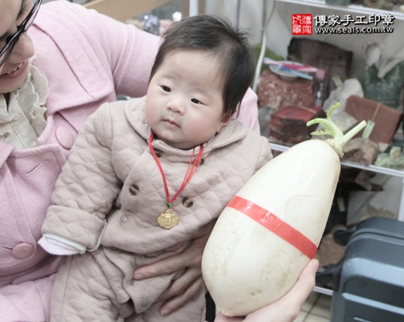 剃胎毛、滿月剃頭、嬰兒剃頭、嬰兒理髮、嬰兒剃髮、嬰兒剃胎毛、嬰兒滿月剃頭、寶寶剃頭、剃胎毛儀式、剃胎毛吉祥話、滿月剃頭儀式、滿月剃頭吉祥話、寶寶剃胎毛、寶寶滿月剃頭理髮、新北永和區剃胎毛、新北永和區滿月剃頭、新北永和區嬰兒剃頭剃胎毛、新北永和區嬰兒理髮、新北永和區嬰兒剃髮、黃寶寶(新北永和區嬰兒寶寶滿月剃頭理髮、免費嬰兒剃胎毛儀式吉祥話)。中國風會場，爸媽寶貝免費穿「日中韓」古裝禮服。專業拍照、DVD光碟、證書。★購買「臍帶章、肚臍章、胎毛筆刷印章」贈送：剃頭、收涎、抓周，三選一。2015.12.30 照片10