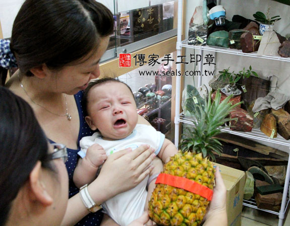 蔡寶寶(新北市永和區嬰兒寶寶滿月剃頭理髮、免費嬰兒剃胎毛儀式吉祥話)。中國風會場，爸媽寶貝免費穿「日中韓」古裝禮服。專業拍照、DVD光碟、證書。★購買「臍帶章、肚臍章、胎毛筆刷印章」贈送：剃頭、收涎、抓周，三選一。 2014.06.12 照片9