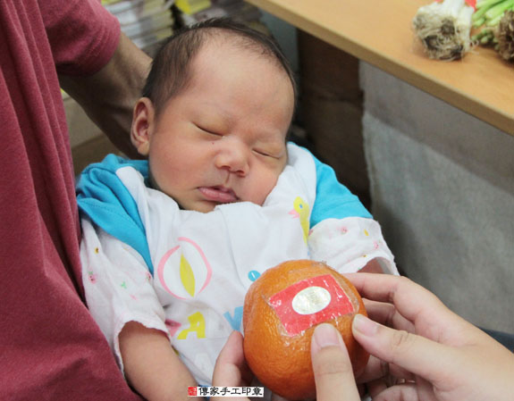 羅寶寶(新北永和區嬰兒寶寶滿月剃頭理髮、免費嬰兒剃胎毛儀式吉祥話)。中國風會場，爸媽寶貝免費穿「日中韓」古裝禮服。專業拍照、DVD光碟、證書。★購買「臍帶章、肚臍章、胎毛筆刷印章」贈送：剃頭、收涎、抓周，三選一。 2015.07.12 照片8