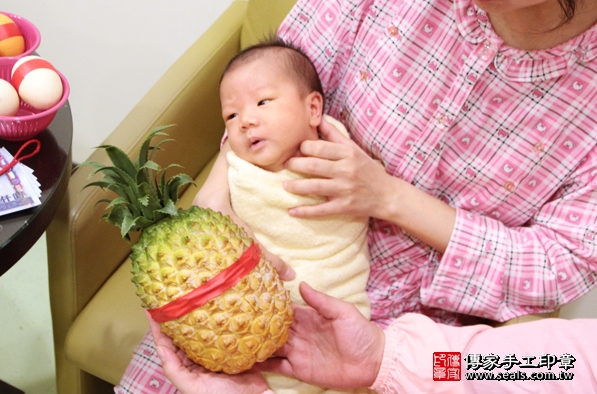 剃胎毛、滿月剃頭、嬰兒剃頭、嬰兒理髮、嬰兒剃髮、嬰兒剃胎毛、嬰兒滿月剃頭、寶寶剃頭、剃胎毛儀式、剃胎毛吉祥話、滿月剃頭儀式、滿月剃頭吉祥話、寶寶剃胎毛、寶寶滿月剃頭理髮、 新北新莊區剃胎毛、新北新莊區滿月剃頭、 新北新莊區嬰兒剃頭剃胎毛、新北新莊區嬰兒理髮、新北新莊區嬰兒剃髮、施寶寶(新北新莊區到府嬰兒寶寶滿月剃頭理髮、免費到府嬰兒剃胎毛儀式吉祥話)。到府剃頭剃胎毛主持、專業拍照、DVD光碟、證書。★購買「臍帶章、肚臍章、胎毛筆刷印章」贈送：剃頭、收涎、抓周，三選一。2016.02.06 照片11