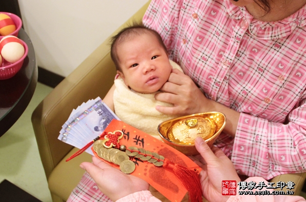 剃胎毛、滿月剃頭、嬰兒剃頭、嬰兒理髮、嬰兒剃髮、嬰兒剃胎毛、嬰兒滿月剃頭、寶寶剃頭、剃胎毛儀式、剃胎毛吉祥話、滿月剃頭儀式、滿月剃頭吉祥話、寶寶剃胎毛、寶寶滿月剃頭理髮、 新北新莊區剃胎毛、新北新莊區滿月剃頭、 新北新莊區嬰兒剃頭剃胎毛、新北新莊區嬰兒理髮、新北新莊區嬰兒剃髮、施寶寶(新北新莊區到府嬰兒寶寶滿月剃頭理髮、免費到府嬰兒剃胎毛儀式吉祥話)。到府剃頭剃胎毛主持、專業拍照、DVD光碟、證書。★購買「臍帶章、肚臍章、胎毛筆刷印章」贈送：剃頭、收涎、抓周，三選一。2016.02.06 照片12