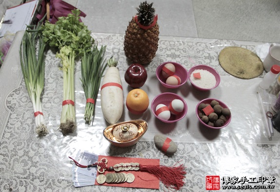 剃胎毛、滿月剃頭、嬰兒剃頭、嬰兒理髮、嬰兒剃髮、嬰兒剃胎毛、嬰兒滿月剃頭、寶寶剃頭、剃胎毛儀式、剃胎毛吉祥話、滿月剃頭儀式、滿月剃頭吉祥話、寶寶剃胎毛、寶寶滿月剃頭理髮、 新北新莊區剃胎毛、新北新莊區滿月剃頭、 新北新莊區嬰兒剃頭剃胎毛、新北新莊區嬰兒理髮、新北新莊區嬰兒剃髮、蘇寶寶(新北新莊區到府嬰兒寶寶滿月剃頭理髮、免費到府嬰兒剃胎毛儀式吉祥話)。到府剃頭剃胎毛主持、專業拍照、DVD光碟、證書。★購買「臍帶章、肚臍章、胎毛筆刷印章」贈送：剃頭、收涎、抓周，三選一。2016.02.06 照片1