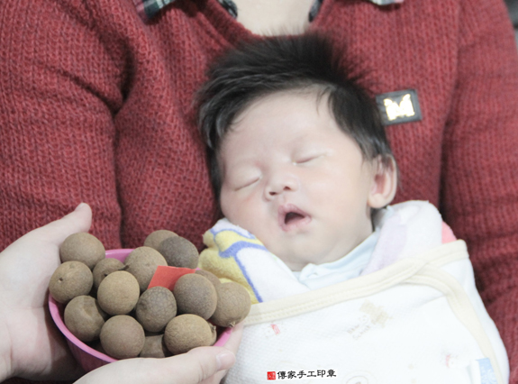剃胎毛、滿月剃頭、嬰兒剃頭、嬰兒理髮、嬰兒剃髮、嬰兒剃胎毛、嬰兒滿月剃頭、寶寶剃頭、剃胎毛儀式、剃胎毛吉祥話、滿月剃頭儀式、滿月剃頭吉祥話、寶寶剃胎毛、寶寶滿月剃頭理髮、 新北土城區剃胎毛、新北土城區滿月剃頭、新北土城區嬰兒剃頭剃胎毛、新北土城區嬰兒理髮、新北土城區嬰兒剃髮、 景寶寶(新北土城區嬰兒寶寶滿月剃頭理髮、免費嬰兒剃胎毛儀式吉祥話)。中國風會場，爸媽寶貝免費穿「日中韓」古裝禮服。專業拍照、DVD光碟、證書。★購買「臍帶章、肚臍章、胎毛筆刷印章」贈送：剃頭、收涎、抓周，三選一。2015.12.09 照片6