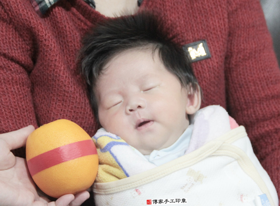 剃胎毛、滿月剃頭、嬰兒剃頭、嬰兒理髮、嬰兒剃髮、嬰兒剃胎毛、嬰兒滿月剃頭、寶寶剃頭、剃胎毛儀式、剃胎毛吉祥話、滿月剃頭儀式、滿月剃頭吉祥話、寶寶剃胎毛、寶寶滿月剃頭理髮、 新北土城區剃胎毛、新北土城區滿月剃頭、新北土城區嬰兒剃頭剃胎毛、新北土城區嬰兒理髮、新北土城區嬰兒剃髮、 景寶寶(新北土城區嬰兒寶寶滿月剃頭理髮、免費嬰兒剃胎毛儀式吉祥話)。中國風會場，爸媽寶貝免費穿「日中韓」古裝禮服。專業拍照、DVD光碟、證書。★購買「臍帶章、肚臍章、胎毛筆刷印章」贈送：剃頭、收涎、抓周，三選一。2015.12.09 照片8