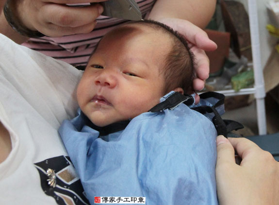 羅寶寶(新北永和區嬰兒寶寶滿月剃頭理髮、免費嬰兒剃胎毛儀式吉祥話)。中國風會場，爸媽寶貝免費穿「日中韓」古裝禮服。專業拍照、DVD光碟、證書。★購買「臍帶章、肚臍章、胎毛筆刷印章」贈送：剃頭、收涎、抓周，三選一。 2015.07.12 照片15
