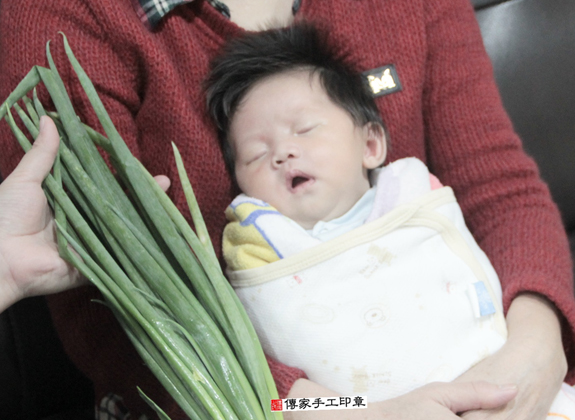 剃胎毛、滿月剃頭、嬰兒剃頭、嬰兒理髮、嬰兒剃髮、嬰兒剃胎毛、嬰兒滿月剃頭、寶寶剃頭、剃胎毛儀式、剃胎毛吉祥話、滿月剃頭儀式、滿月剃頭吉祥話、寶寶剃胎毛、寶寶滿月剃頭理髮、 新北土城區剃胎毛、新北土城區滿月剃頭、新北土城區嬰兒剃頭剃胎毛、新北土城區嬰兒理髮、新北土城區嬰兒剃髮、 景寶寶(新北土城區嬰兒寶寶滿月剃頭理髮、免費嬰兒剃胎毛儀式吉祥話)。中國風會場，爸媽寶貝免費穿「日中韓」古裝禮服。專業拍照、DVD光碟、證書。★購買「臍帶章、肚臍章、胎毛筆刷印章」贈送：剃頭、收涎、抓周，三選一。2015.12.09 照片9