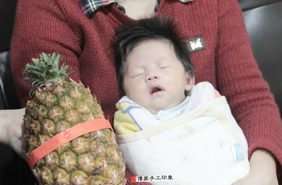 剃胎毛、滿月剃頭、嬰兒剃頭、嬰兒理髮、嬰兒剃髮、嬰兒剃胎毛、嬰兒滿月剃頭、寶寶剃頭、剃胎毛儀式、剃胎毛吉祥話、滿月剃頭儀式、滿月剃頭吉祥話、寶寶剃胎毛、寶寶滿月剃頭理髮、 新北土城區剃胎毛、新北土城區滿月剃頭、新北土城區嬰兒剃頭剃胎毛、新北土城區嬰兒理髮、新北土城區嬰兒剃髮、 景寶寶(新北土城區嬰兒寶寶滿月剃頭理髮、免費嬰兒剃胎毛儀式吉祥話)。中國風會場，爸媽寶貝免費穿「日中韓」古裝禮服。專業拍照、DVD光碟、證書。★購買「臍帶章、肚臍章、胎毛筆刷印章」贈送：剃頭、收涎、抓周，三選一。2015.12.09 照片13