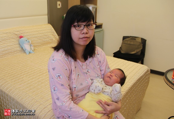 剃胎毛、滿月剃頭、嬰兒剃頭、嬰兒理髮、嬰兒剃髮、嬰兒剃胎毛、嬰兒滿月剃頭、寶寶剃頭、剃胎毛儀式、剃胎毛吉祥話、滿月剃頭儀式、滿月剃頭吉祥話、寶寶剃胎毛、寶寶滿月剃頭理髮、 新北永和剃胎毛、新北永和滿月剃頭、 新北永和嬰兒剃頭剃胎毛、新北永和嬰兒理髮、新北永和嬰兒剃髮、陳寶寶(新北永和到府嬰兒寶寶滿月剃頭理髮、免費到府嬰兒剃胎毛儀式吉祥話)。到府剃頭剃胎毛主持、專業拍照、DVD光碟、證書。★購買「臍帶章、肚臍章、胎毛筆刷印章」贈送：剃頭、收涎、抓周，三選一。2016.06.03  照片2