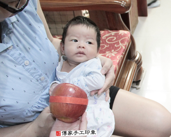 大寶哥寶寶(新北三重區到府嬰兒寶寶滿月剃頭理髮、免費到府嬰兒剃胎毛儀式吉祥話)。到府剃頭剃胎毛主持、專業拍照、DVD光碟、證書。★購買「臍帶章、肚臍章、胎毛筆刷印章」贈送：剃頭、收涎、抓周，三選一。2015.11.15 照片9