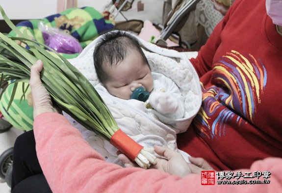 剃胎毛、滿月剃頭、嬰兒剃頭、嬰兒理髮、嬰兒剃髮、嬰兒剃胎毛、嬰兒滿月剃頭、寶寶剃頭、剃胎毛儀式、剃胎毛吉祥話、滿月剃頭儀式、滿月剃頭吉祥話、寶寶剃胎毛、寶寶滿月剃頭理髮、 新北土城區剃胎毛、新北土城區滿月剃頭、 新北土城區嬰兒剃頭剃胎毛、新北土城區嬰兒理髮、新北土城區嬰兒剃髮、林寶寶(新北土城區到府嬰兒寶寶滿月剃頭理髮、免費到府嬰兒剃胎毛儀式吉祥話)。到府剃頭剃胎毛主持、專業拍照、DVD光碟、證書。★購買「臍帶章、肚臍章、胎毛筆刷印章」贈送：剃頭、收涎、抓周，三選一。2016.03.24 照片10