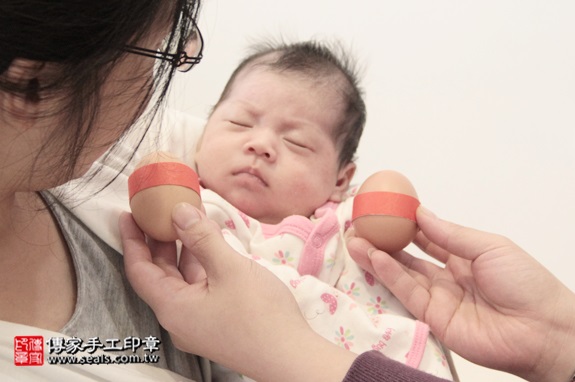剃胎毛、滿月剃頭、嬰兒剃頭、嬰兒理髮、嬰兒剃髮、嬰兒剃胎毛、嬰兒滿月剃頭、寶寶剃頭、剃胎毛儀式、剃胎毛吉祥話、滿月剃頭儀式、滿月剃頭吉祥話、寶寶剃胎毛、寶寶滿月剃頭理髮、 新竹東區剃胎毛、新竹東區滿月剃頭、 新竹東區嬰兒剃頭剃胎毛、新竹東區嬰兒理髮、新竹東區嬰兒剃髮、吳寶寶(新竹東區到府嬰兒寶寶滿月剃頭理髮、免費到府嬰兒剃胎毛儀式吉祥話)。到府剃頭剃胎毛主持、專業拍照、DVD光碟、證書。★購買「臍帶章、肚臍章、胎毛筆刷印章」贈送：剃頭、收涎、抓周，三選一。2015.12.31 照片2