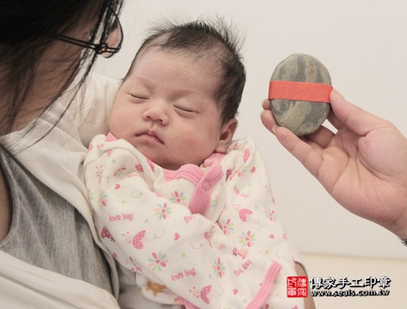 剃胎毛、滿月剃頭、嬰兒剃頭、嬰兒理髮、嬰兒剃髮、嬰兒剃胎毛、嬰兒滿月剃頭、寶寶剃頭、剃胎毛儀式、剃胎毛吉祥話、滿月剃頭儀式、滿月剃頭吉祥話、寶寶剃胎毛、寶寶滿月剃頭理髮、 新竹東區剃胎毛、新竹東區滿月剃頭、 新竹東區嬰兒剃頭剃胎毛、新竹東區嬰兒理髮、新竹東區嬰兒剃髮、吳寶寶(新竹東區到府嬰兒寶寶滿月剃頭理髮、免費到府嬰兒剃胎毛儀式吉祥話)。到府剃頭剃胎毛主持、專業拍照、DVD光碟、證書。★購買「臍帶章、肚臍章、胎毛筆刷印章」贈送：剃頭、收涎、抓周，三選一。2015.12.31 照片4