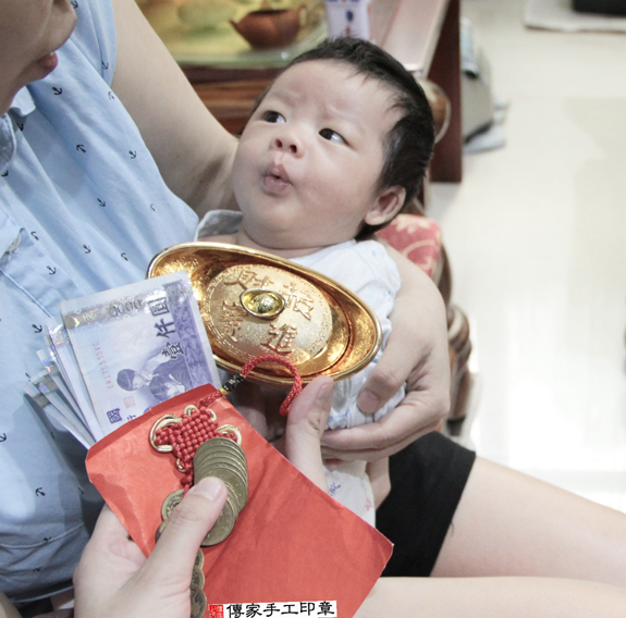 大寶哥寶寶(新北三重區到府嬰兒寶寶滿月剃頭理髮、免費到府嬰兒剃胎毛儀式吉祥話)。到府剃頭剃胎毛主持、專業拍照、DVD光碟、證書。★購買「臍帶章、肚臍章、胎毛筆刷印章」贈送：剃頭、收涎、抓周，三選一。2015.11.15 照片14