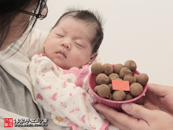 剃胎毛、滿月剃頭、嬰兒剃頭、嬰兒理髮、嬰兒剃髮、嬰兒剃胎毛、嬰兒滿月剃頭、寶寶剃頭、剃胎毛儀式、剃胎毛吉祥話、滿月剃頭儀式、滿月剃頭吉祥話、寶寶剃胎毛、寶寶滿月剃頭理髮、 新竹東區剃胎毛、新竹東區滿月剃頭、 新竹東區嬰兒剃頭剃胎毛、新竹東區嬰兒理髮、新竹東區嬰兒剃髮、吳寶寶(新竹東區到府嬰兒寶寶滿月剃頭理髮、免費到府嬰兒剃胎毛儀式吉祥話)。到府剃頭剃胎毛主持、專業拍照、DVD光碟、證書。★購買「臍帶章、肚臍章、胎毛筆刷印章」贈送：剃頭、收涎、抓周，三選一。2015.12.31 照片6