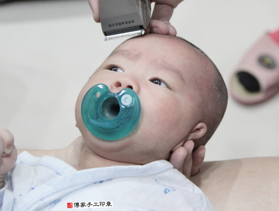 大寶哥寶寶(新北三重區到府嬰兒寶寶滿月剃頭理髮、免費到府嬰兒剃胎毛儀式吉祥話)。到府剃頭剃胎毛主持、專業拍照、DVD光碟、證書。★購買「臍帶章、肚臍章、胎毛筆刷印章」贈送：剃頭、收涎、抓周，三選一。2015.11.15 照片17