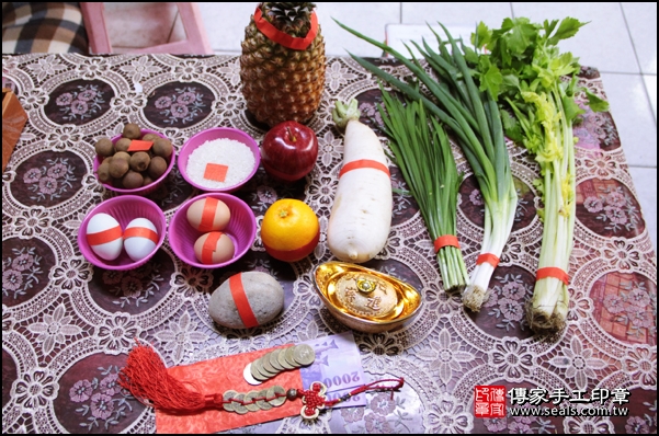 剃胎毛、滿月剃頭、嬰兒剃頭、嬰兒理髮、嬰兒剃髮、嬰兒剃胎毛、嬰兒滿月剃頭、寶寶剃頭、剃胎毛儀式、剃胎毛吉祥話、滿月剃頭儀式、滿月剃頭吉祥話、寶寶剃胎毛、寶寶滿月剃頭理髮、 新北新莊區剃胎毛、新北新莊區滿月剃頭、 新北新莊區嬰兒剃頭剃胎毛、新北新莊區嬰兒理髮、新北新莊區嬰兒剃髮、李寶寶(新北新莊區到府嬰兒寶寶滿月剃頭理髮、免費到府嬰兒剃胎毛儀式吉祥話)。到府剃頭剃胎毛主持、專業拍照、DVD光碟、證書。★購買「臍帶章、肚臍章、胎毛筆刷印章」贈送：剃頭、收涎、抓周，三選一。2016.02.26 照片1