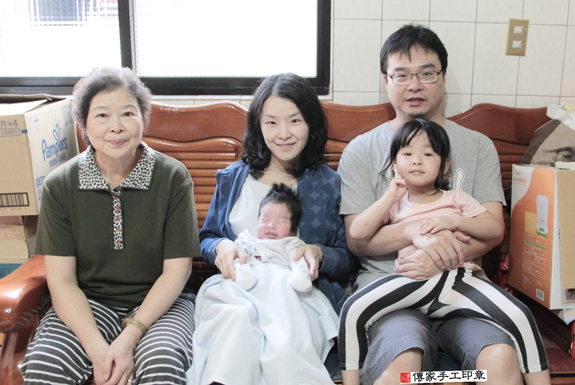 王寶寶(台北信義區到府嬰兒寶寶滿月剃頭理髮、免費到府嬰兒剃胎毛儀式吉祥話)。到府剃頭剃胎毛主持、專業拍照、DVD光碟、證書。★購買「臍帶章、肚臍章、胎毛筆刷印章」贈送：剃頭、收涎、抓周，三選一。2015.11.15 照片2