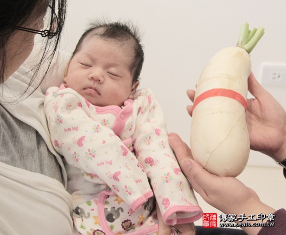剃胎毛、滿月剃頭、嬰兒剃頭、嬰兒理髮、嬰兒剃髮、嬰兒剃胎毛、嬰兒滿月剃頭、寶寶剃頭、剃胎毛儀式、剃胎毛吉祥話、滿月剃頭儀式、滿月剃頭吉祥話、寶寶剃胎毛、寶寶滿月剃頭理髮、 新竹東區剃胎毛、新竹東區滿月剃頭、 新竹東區嬰兒剃頭剃胎毛、新竹東區嬰兒理髮、新竹東區嬰兒剃髮、吳寶寶(新竹東區到府嬰兒寶寶滿月剃頭理髮、免費到府嬰兒剃胎毛儀式吉祥話)。到府剃頭剃胎毛主持、專業拍照、DVD光碟、證書。★購買「臍帶章、肚臍章、胎毛筆刷印章」贈送：剃頭、收涎、抓周，三選一。2015.12.31 照片11
