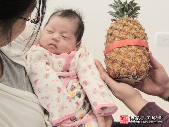 剃胎毛、滿月剃頭、嬰兒剃頭、嬰兒理髮、嬰兒剃髮、嬰兒剃胎毛、嬰兒滿月剃頭、寶寶剃頭、剃胎毛儀式、剃胎毛吉祥話、滿月剃頭儀式、滿月剃頭吉祥話、寶寶剃胎毛、寶寶滿月剃頭理髮、 新竹東區剃胎毛、新竹東區滿月剃頭、 新竹東區嬰兒剃頭剃胎毛、新竹東區嬰兒理髮、新竹東區嬰兒剃髮、吳寶寶(新竹東區到府嬰兒寶寶滿月剃頭理髮、免費到府嬰兒剃胎毛儀式吉祥話)。到府剃頭剃胎毛主持、專業拍照、DVD光碟、證書。★購買「臍帶章、肚臍章、胎毛筆刷印章」贈送：剃頭、收涎、抓周，三選一。2015.12.31 照片12