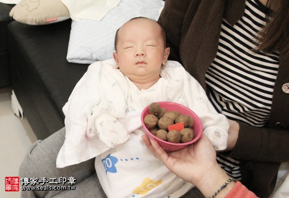 剃胎毛、滿月剃頭、嬰兒剃頭、嬰兒理髮、嬰兒剃髮、嬰兒剃胎毛、嬰兒滿月剃頭、寶寶剃頭、剃胎毛儀式、剃胎毛吉祥話、滿月剃頭儀式、滿月剃頭吉祥話、寶寶剃胎毛、寶寶滿月剃頭理髮、 新竹香山區剃胎毛、新竹香山區滿月剃頭、 新竹香山區嬰兒剃頭剃胎毛、新竹香山區嬰兒理髮、新竹香山區嬰兒剃髮、蘇寶寶(新竹香山區到府嬰兒寶寶滿月剃頭理髮、免費到府嬰兒剃胎毛儀式吉祥話)。到府剃頭剃胎毛主持、專業拍照、DVD光碟、證書。★購買「臍帶章、肚臍章、胎毛筆刷印章」贈送：剃頭、收涎、抓周，三選一。2016.03.24 照片6